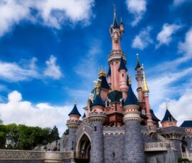 Strona główna Magical view of the iconic Disneyland Paris castle with a vibrant blue sky.