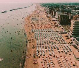 Strona główna Stunning aerial shot of Igea Marina's crowded beachfront in Emilia-Romagna, Italy.
